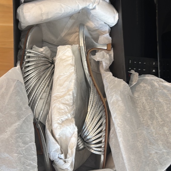 Larroude Valerie Sandal Silver size 7 NIB - Picture 6 of 9